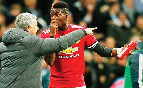 Mourinho (ku kkono) bwe yali ayogera ne Pogba sizoni ewedde. Mourinho (ku kkono) bwe yali ayogera ne Pogba sizoni ewedde.