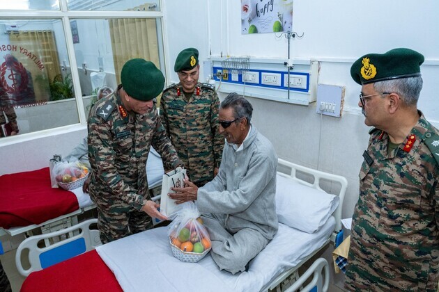 Army Commander reviews Gujarat borders, inaugurates mega eye camp, attends Shaurya Sandhya in Ahmedabad