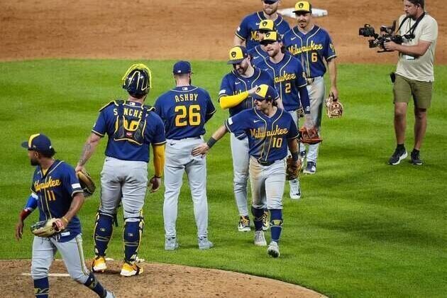 Stifled through 8, Brewers erupt late to sink Rockies in 10