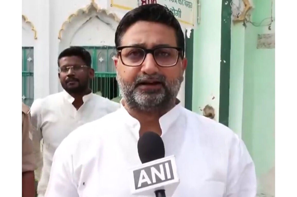 UP Minister Danish Azad Ansari offers Eid prayers in Lucknow's Shahi Masjid