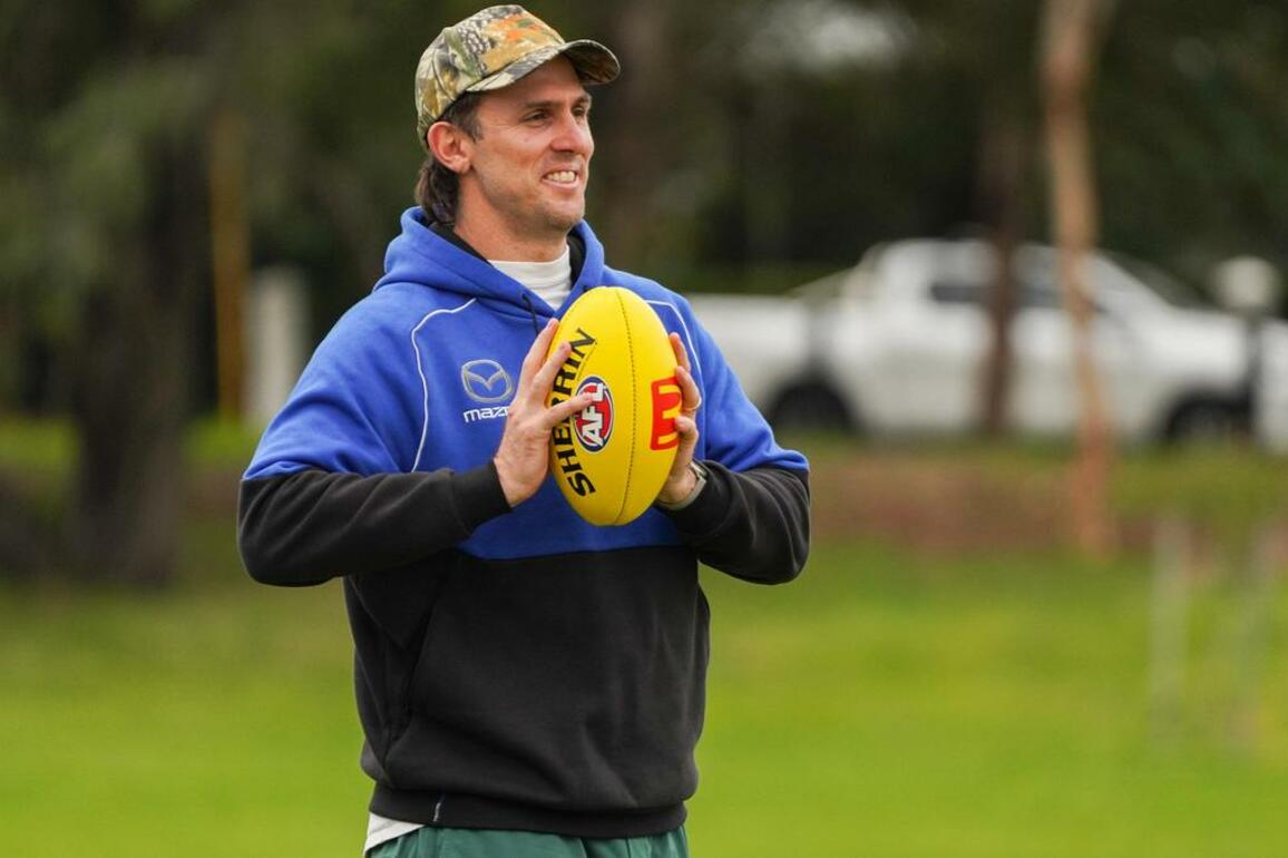 Lifelong North Melbourne Kangaroos fan Mitch Marsh joins training at East Fremantle Oval