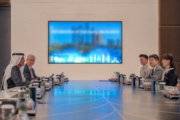 Saud bin Saqr receives Samsung Electronics delegation