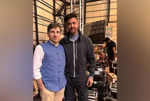 Hrithik Roshan poses with French Consul General in Mumbai on 'War 2' set