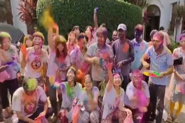 Odisha: Japanese tourists celebrate Holi with zeal and enthusiasm