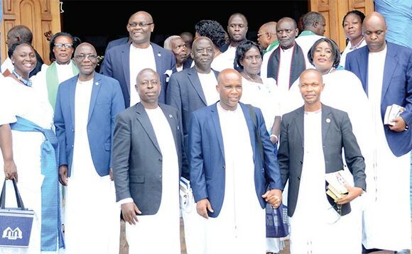 Ssaabadinkoni Ven. Silas Musoke (ataddeko olukoba oluddugavu okuli akamyufu) n’abamu ku bakulembeze ba Fathers’ Union. Owookubiri ku ddyo (ku layini eya wakati) ye Muky. Katende eyabuulidde ng’abaami mu bussaabadinkoni buno bakuza olwa Petero ku Ssande. Ssaabadinkoni Ven. Silas Musoke (ataddeko olukoba oluddugavu okuli akamyufu) n’abamu ku bakulembeze ba Fathers’ Union. Owookubiri ku ddyo (ku layini eya wakati) ye Muky. Katende eyabuulidde ng’abaami mu bussaabadinkoni buno bakuza olwa Petero ku Ssande.