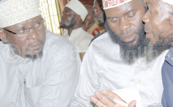 Kamoga (owookubiri ku kkono) ne banne mu kkooti. Kamoga (owookubiri ku kkono) ne banne mu kkooti.