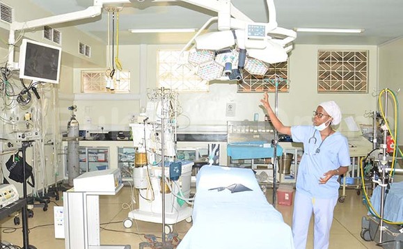 Abasawo b'eddwaliro ly'omutima e Mulago ng'abannyonnyola ku bujjanjabi bwebawa abantu abatawaanyizibwa endwadde z'omutima Abasawo b'eddwaliro ly'omutima e Mulago ng'abannyonnyola ku bujjanjabi bwebawa abantu abatawaanyizibwa endwadde z'omutima
