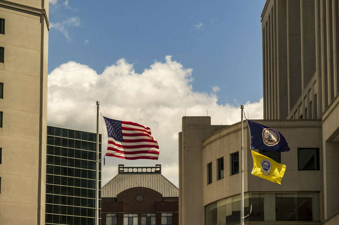 NEW- Power outage reported in Falls Church amid Wind Advisory