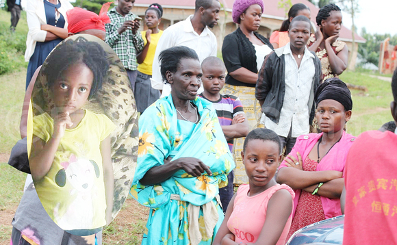 Abadduukirize nga bali mu ntiisa. Mu katono y'omwana Nalubega eyatomeddwa nga bw'abadde afaanana Abadduukirize nga bali mu ntiisa. Mu katono y'omwana Nalubega eyatomeddwa nga bw'abadde afaanana