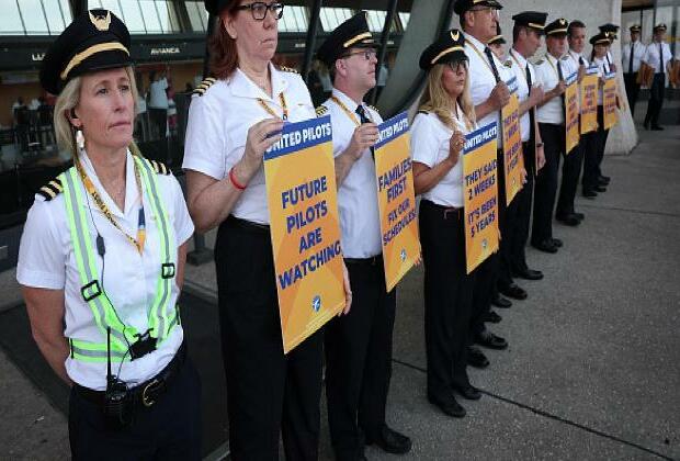 Aer Lingus pilots overwhelmingly vote for strike over pay dispute