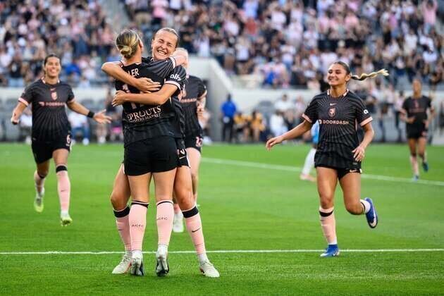 Angel City pour it on in 4-0 win over Stars