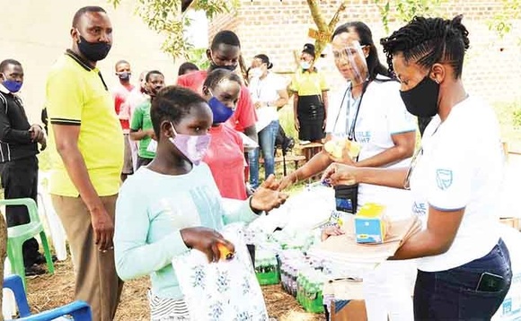 Omu ku baana aba P7 ng’afuna ebikozesebwa. Omu ku baana aba P7 ng’afuna ebikozesebwa.