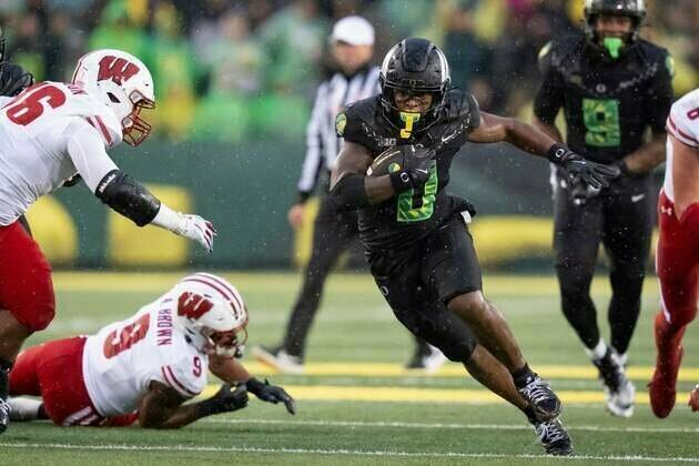 No. 6 Oregon overcomes QB injury, slow start to defeat Wisconsin