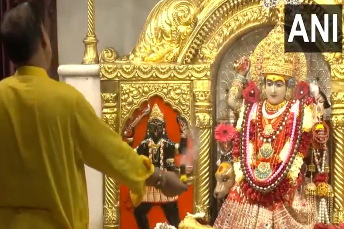Morning Aarti offered at Jhandewalan Temple on second day of Shardiya Navratri