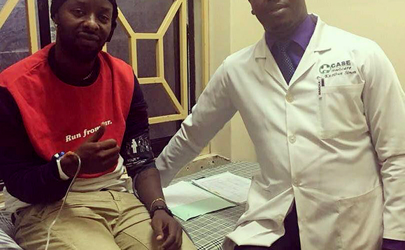 Kenzo n'omusawo mu ddwaaliro Kenzo n'omusawo mu ddwaaliro