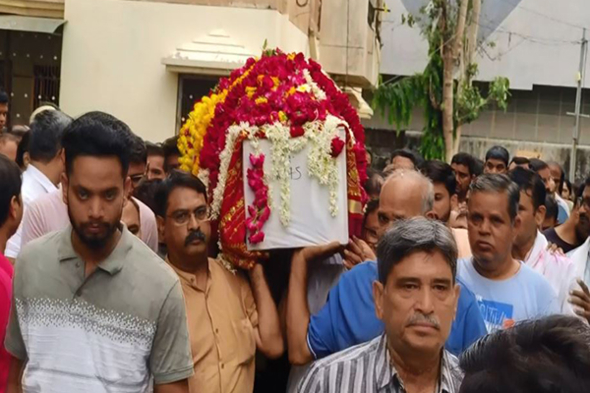 Last rites of AI-171 plane crash victim Kalpana Prajapati performed in Vadodara