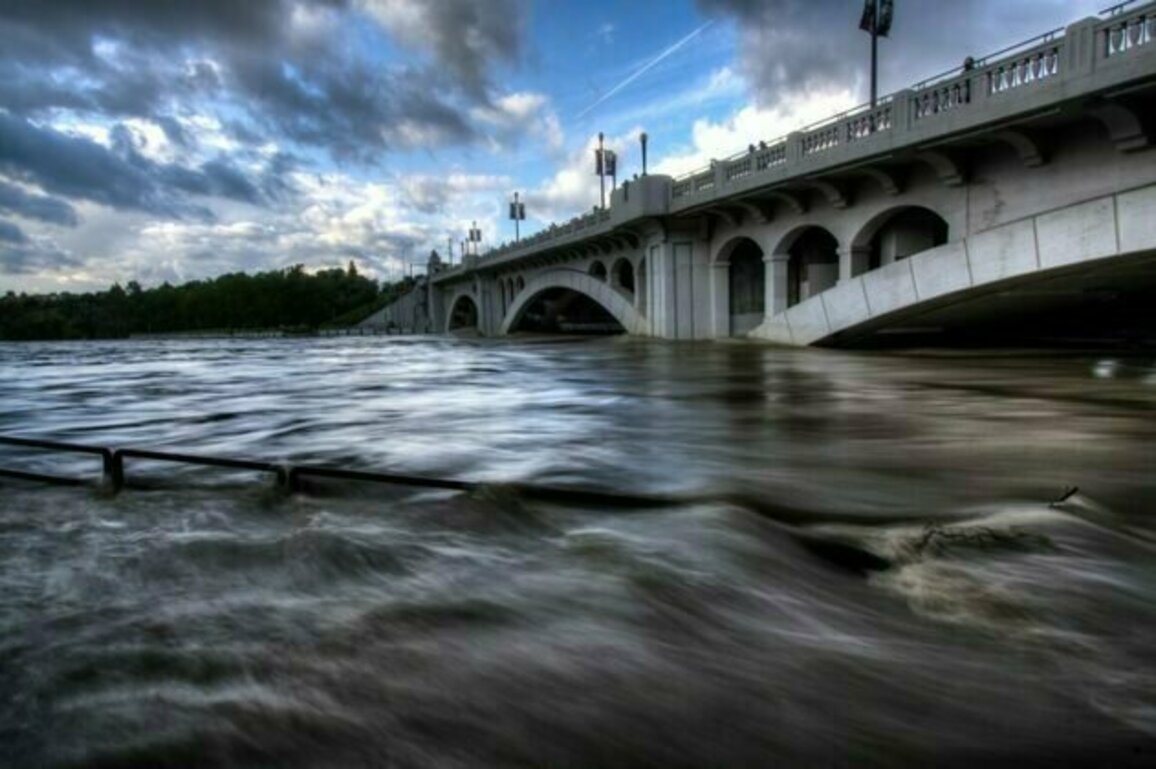 Drowning in Risk, Ottawa Must Fund a National Flood Insurance Program