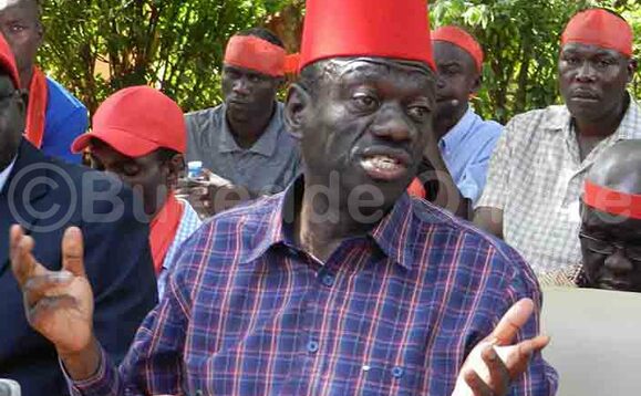 Dr Kizza Besigye ng'ayogera mu lukung'aana lw'abannamawulire e Katonga Dr Kizza Besigye ng'ayogera mu lukung'aana lw'abannamawulire e Katonga