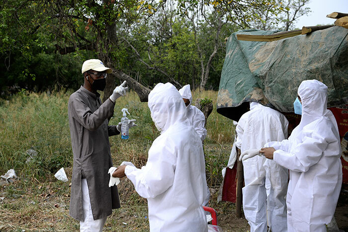  n this photograph taken on ay 10 2020 gravedigger ohammed hamim  instructs the relatives of a 19 coronavirus victim before the burial at a graveyard in ew elhi hoto by ajjad   