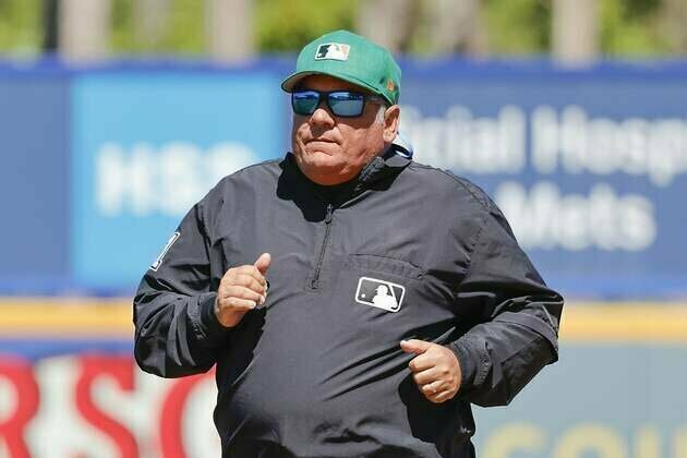 Umpire Hunter Wendelstedt hit in face by line drive, undergoing tests