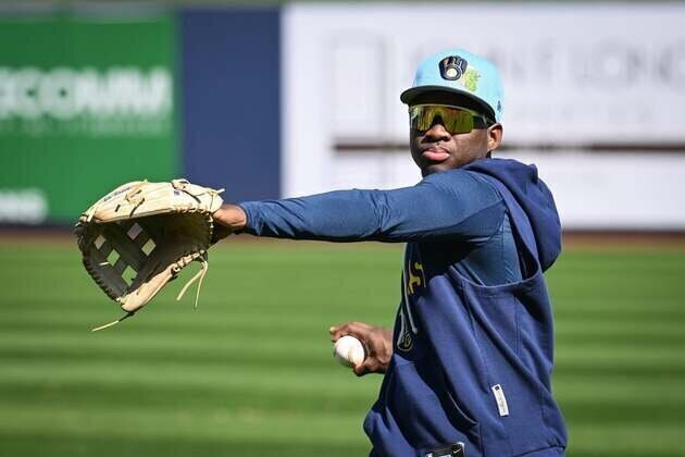 Brewers promote OF prospect Luis Lara