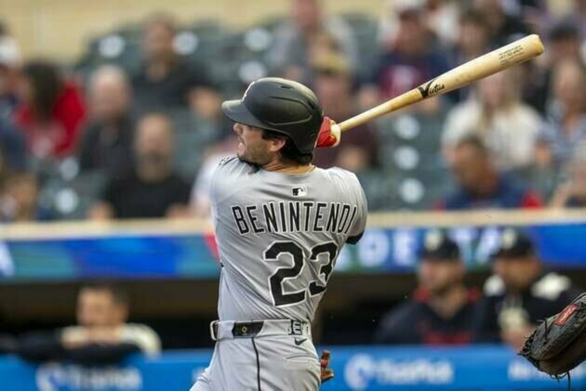 Andrew Benintendi hits 2 home runs as White Sox blow out Twins