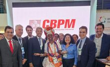 O governador da BA, Jerônimo Rodrigues (ao centro) e o presidente da CBPM, Carlos Borel Neto (à esquerda dele), estiveram no estande da companhia na Exposibram/Divulgação