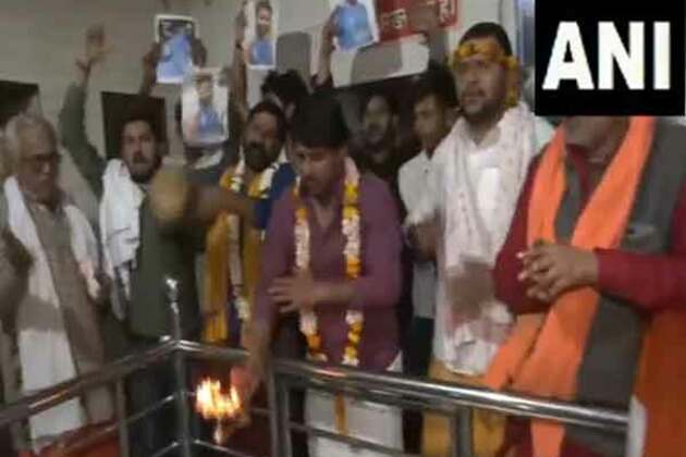 Varanasi cricket fans perform 'aarti', pray for India's victory in ICC Champions Trophy final