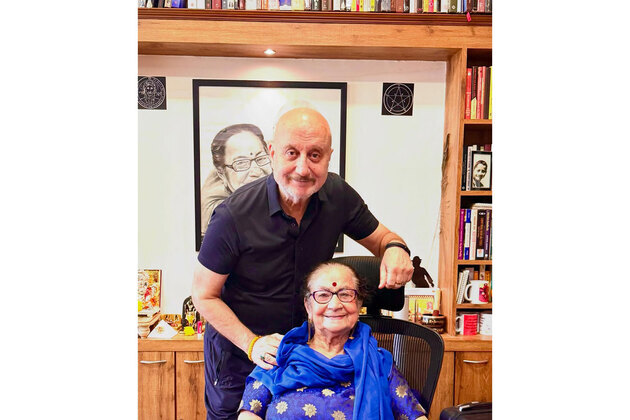 "Ek chhoti si muskaan...": Anupam Kher recounts sweet office moment with mother Dulari