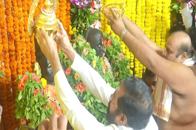 Maharashtra Deputy CM Eknath Shinde performs rituals, prays at Vitthal Rukmini Temple on 'Ashadi Ekadashi'