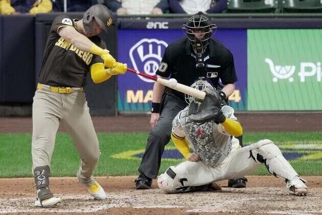 Fresh off late rally, Padres chase series win vs. Brewers