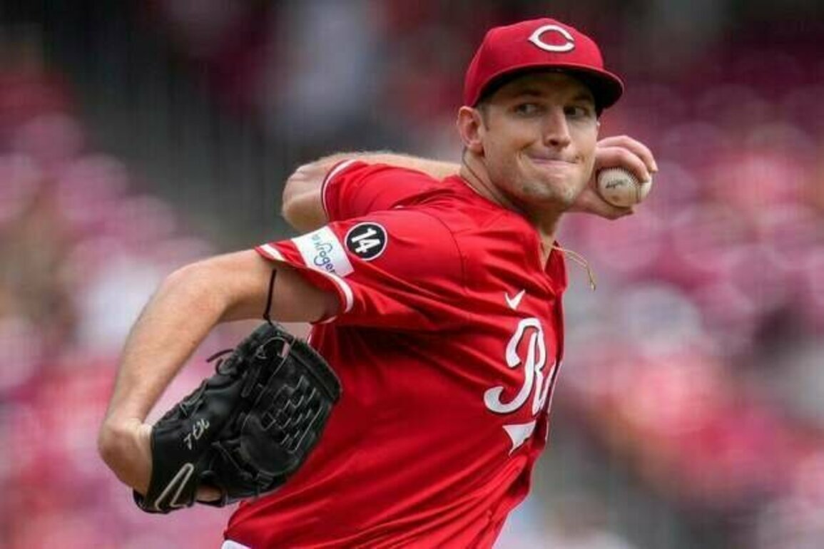 Reds nip Pirates, now half-game out of 3rd NL wild card