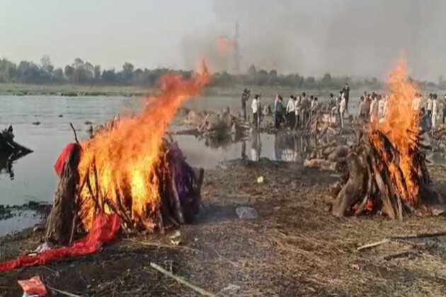 MP: Last rites of workers killed in Gujarat factory fire incident performed at Nemawar Ghat in Dewas
