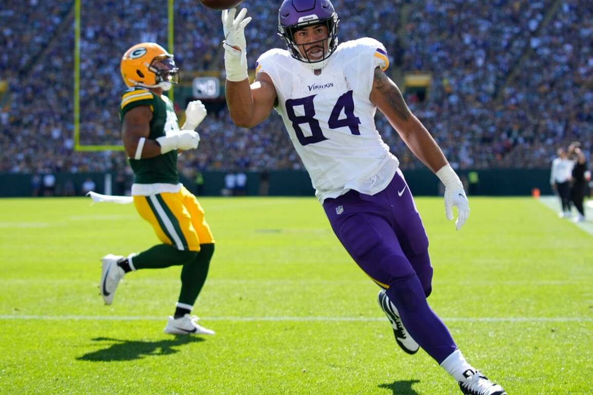Minnesota Vikings extend TE Josh Oliver