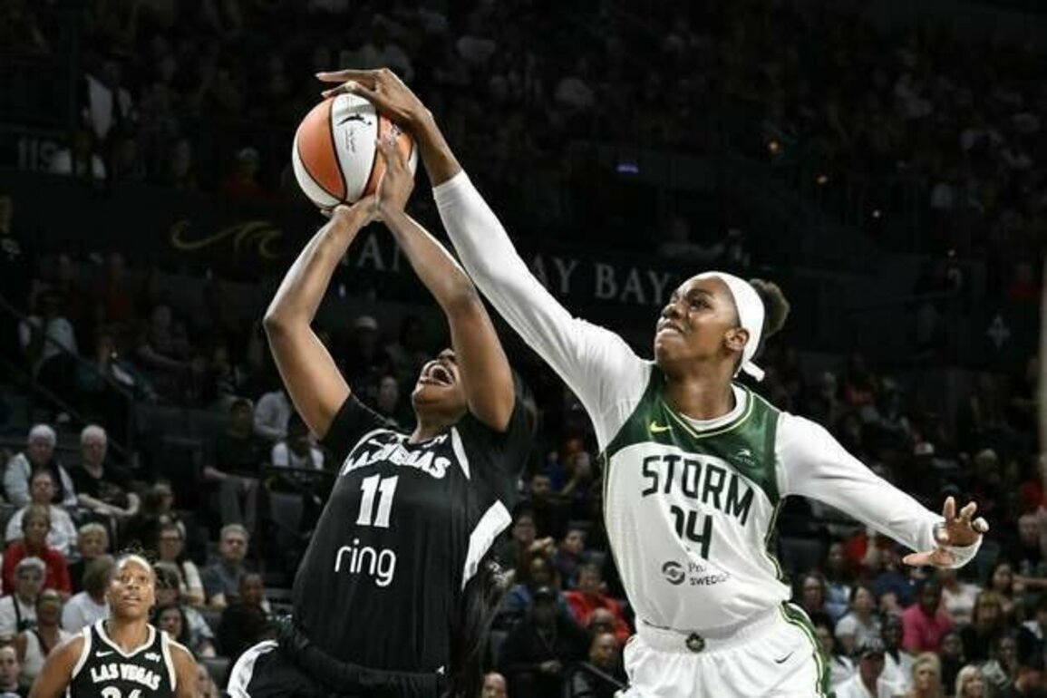 Jackie Young's late putback helps Aces survive Storm, advance to semifinals