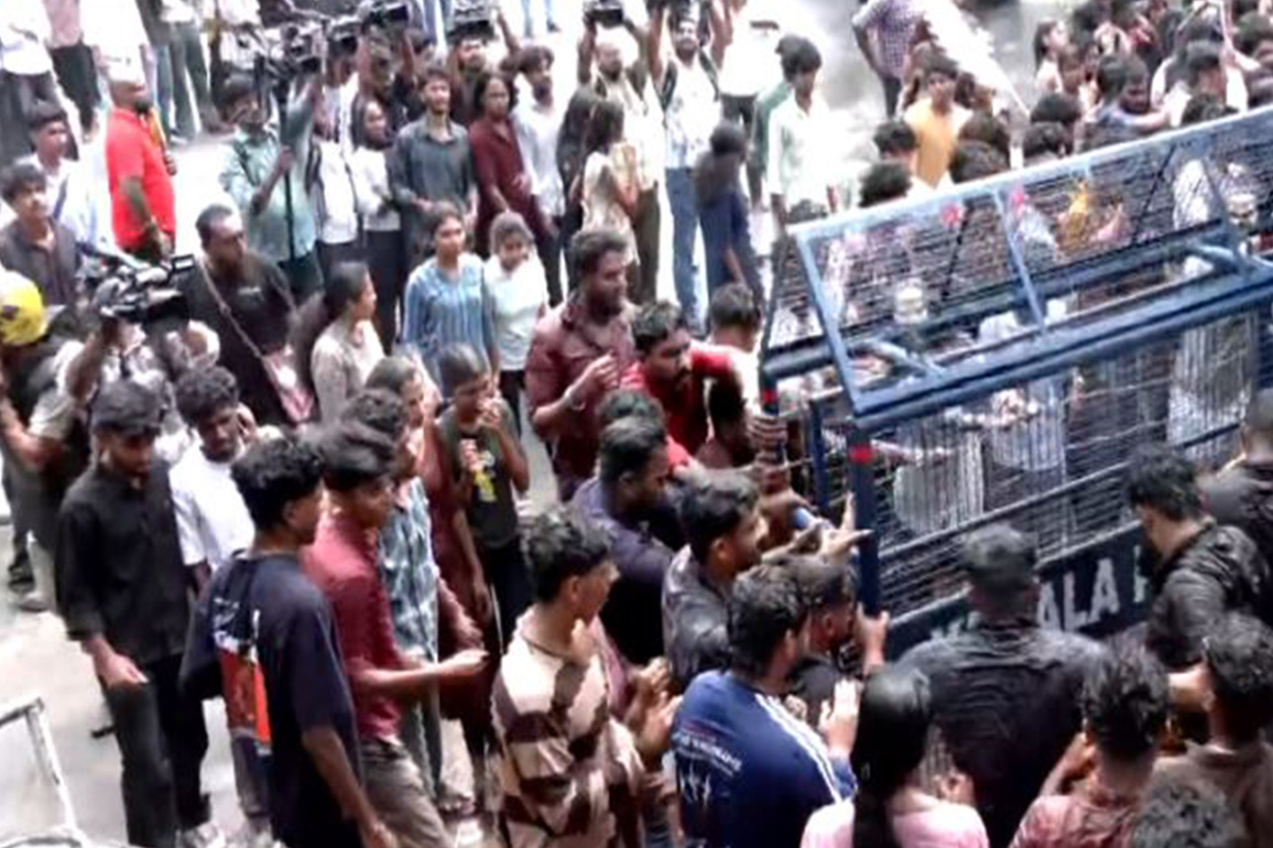 Kerala University: SFI protestors clash with police, enter campus over Youth Festival funds