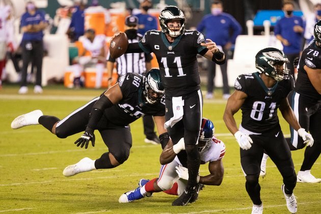 Eagles rally past Giants, move atop woeful NFC East