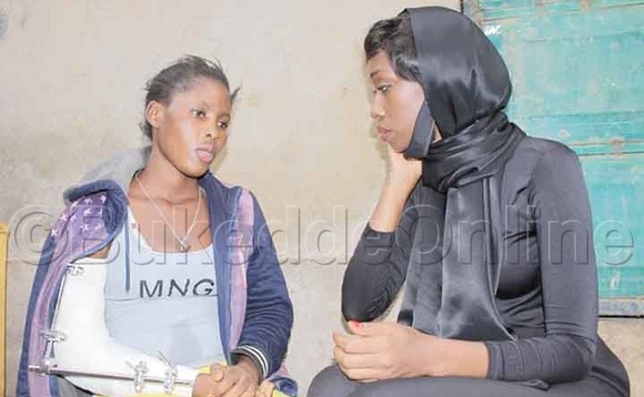 Judith Heard (ku ddyo) ne Nakavuma eyakubwa ttiyaggaasi. Judith Heard (ku ddyo) ne Nakavuma eyakubwa ttiyaggaasi.