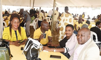 Abamu ku ba NRM abaabadde e Kololo. Abamu ku ba NRM abaabadde e Kololo.