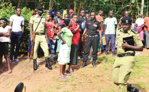 Abatuuze ne poliisi ga bali we battidde Amolo. Abatuuze ne poliisi ga bali we battidde Amolo.