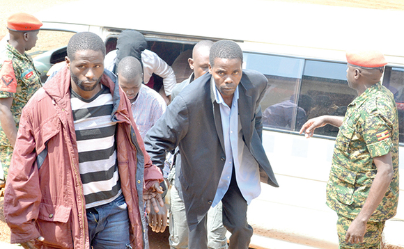Abamu ku bavunaanibwa ogw’ebijambiya nga batuuka ka kkooti y’amagye e Makindye eggulo. Abamu ku bavunaanibwa ogw’ebijambiya nga batuuka ka kkooti y’amagye e Makindye eggulo.
