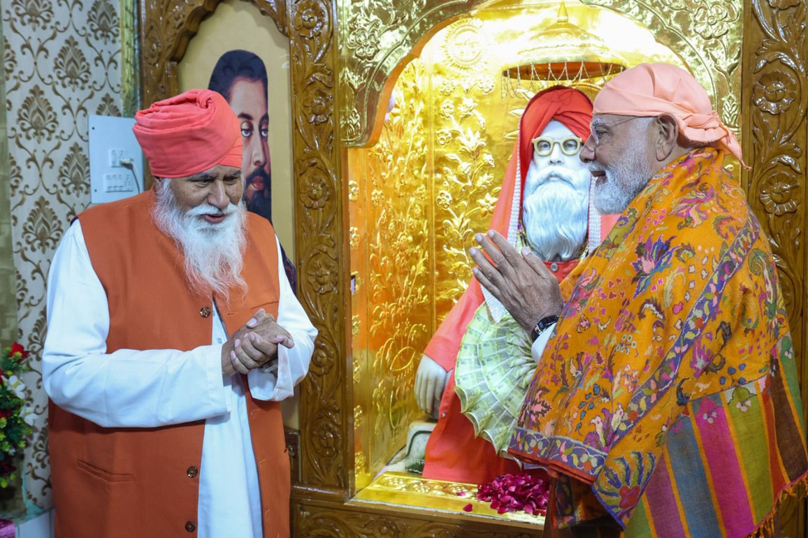 Punjab: PM Modi meets Sant Niranjan Dass at Dera Sachkhand Ballan on Guru Ravidas Jayanti