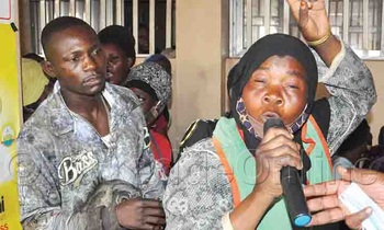 Omu ku basuubuzi mu katale ka Owino ng’atabuse. Omu ku basuubuzi mu katale ka Owino ng’atabuse.
