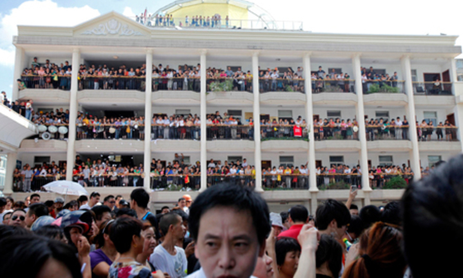 Angry Chinese occupy govt office, smash computers in environment protest Angry Chinese occupy govt office, smash computers in environment protest