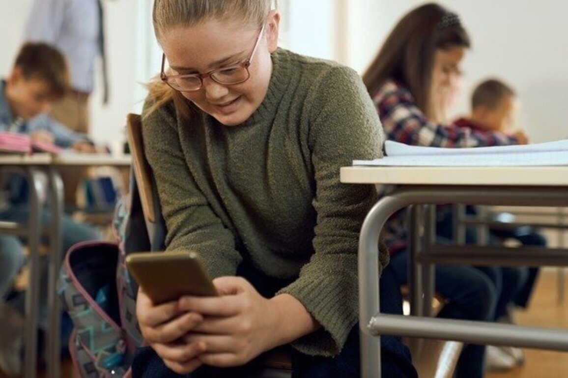 Child development experts back bell-to-bell phone bans