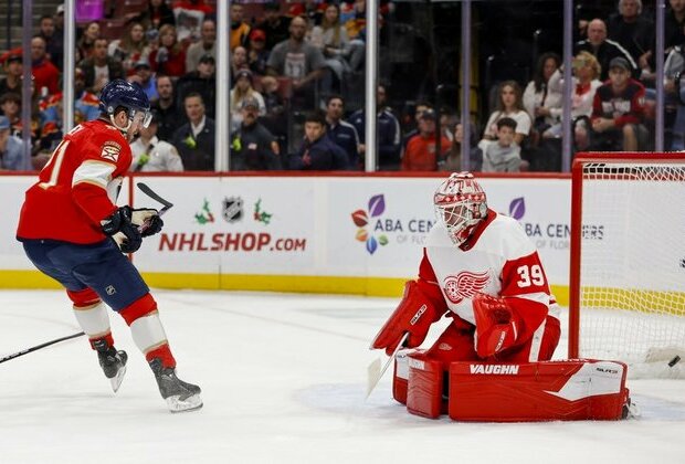 Panthers celebrate Aleksander Barkov's return by blasting Wings