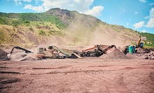  The complete Metso Outotec mobile crushing and screening train in operation.