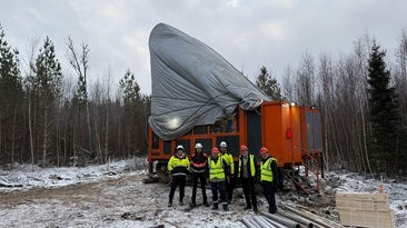 European managing director Jason Beckton and site manager Goran Ostberg with visitors at West 1.