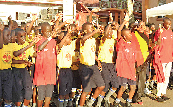 Minisita Nakiwala Kiyingi (owookubiri ku ddyo) ng’asimbula abaana abeetabye mu misinde. Minisita Nakiwala Kiyingi (owookubiri ku ddyo) ng’asimbula abaana abeetabye mu misinde.