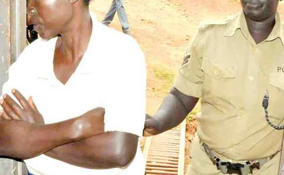 Omuserikale ng’atwala Nakigozi (muka Lukwago eyattiddwa) ku poliisi. Omuserikale ng’atwala Nakigozi (muka Lukwago eyattiddwa) ku poliisi.